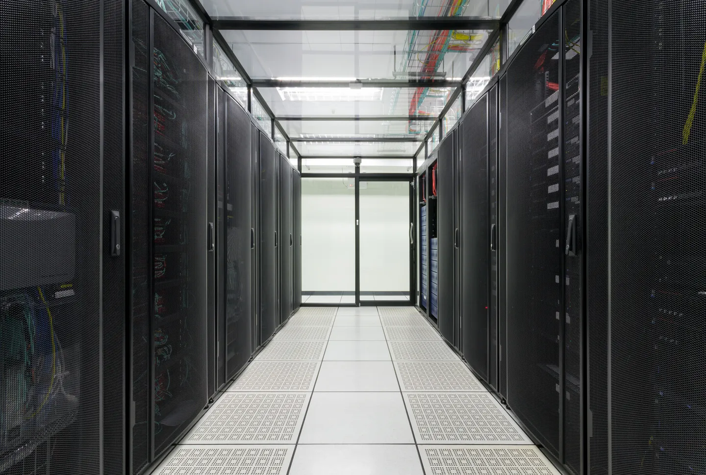 Allée de serveurs dans le datacenter Devclic à Strasbourg